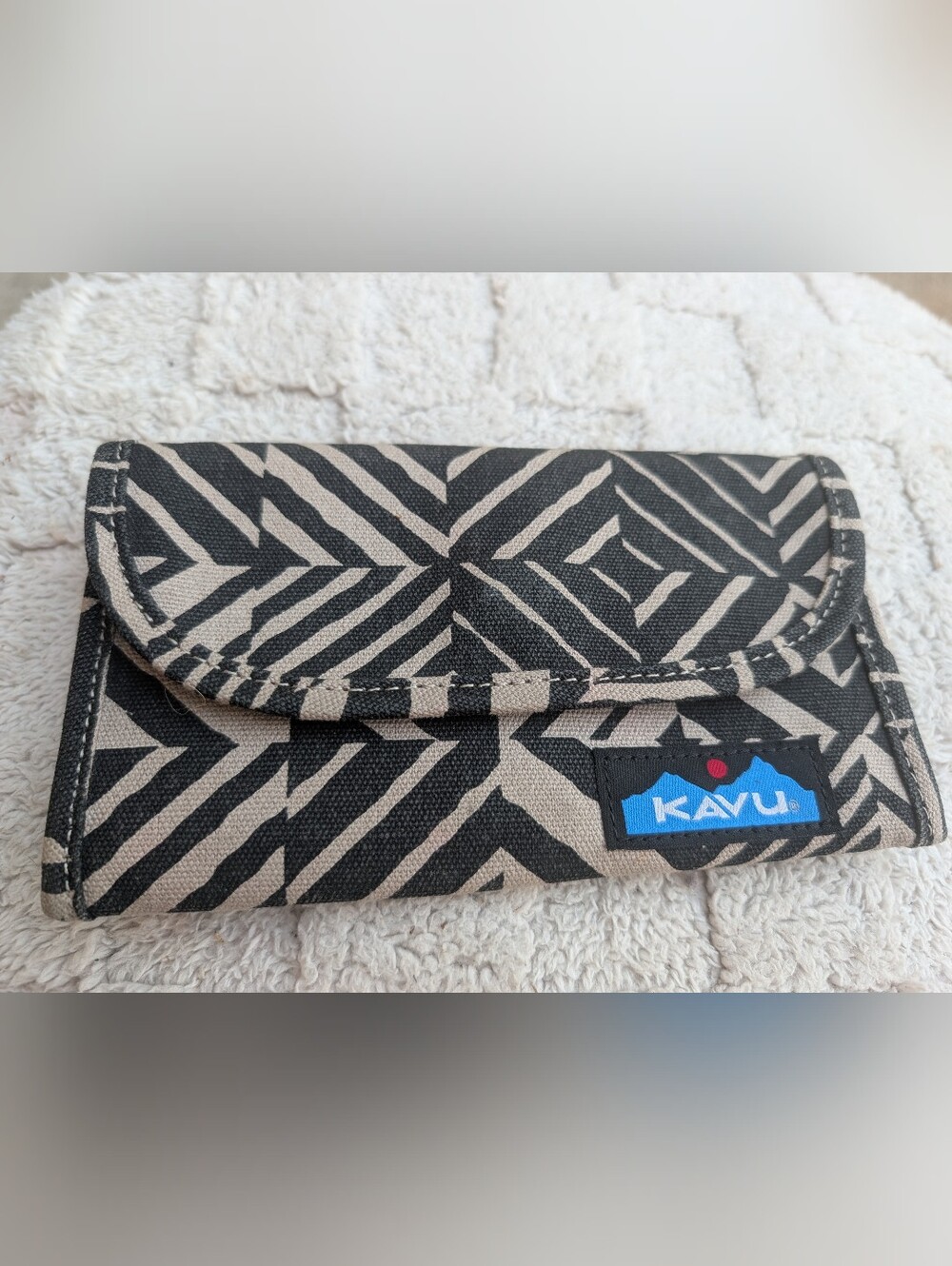 Kavu Black & Tan Long Wallet